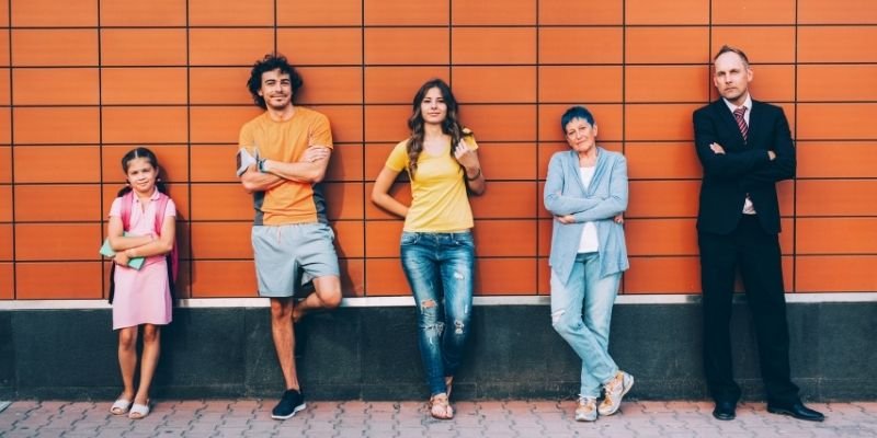 exemplo de diferentes gerações, simbolizando a gestão multigeracional nas empresas