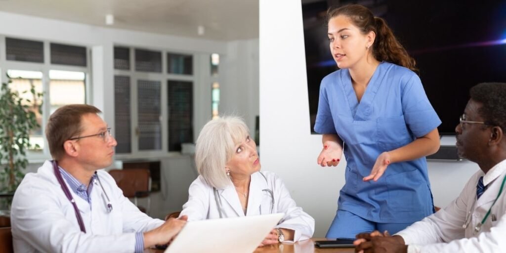equipe composta por diferentes gerações trabalhando juntas, mostrando uma gestão multigeracional no trabalho