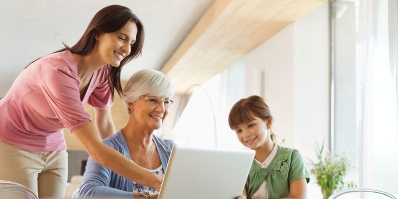 Geração mais jovem ensinando
a mais experiente a usar uma nova ferramenta digital