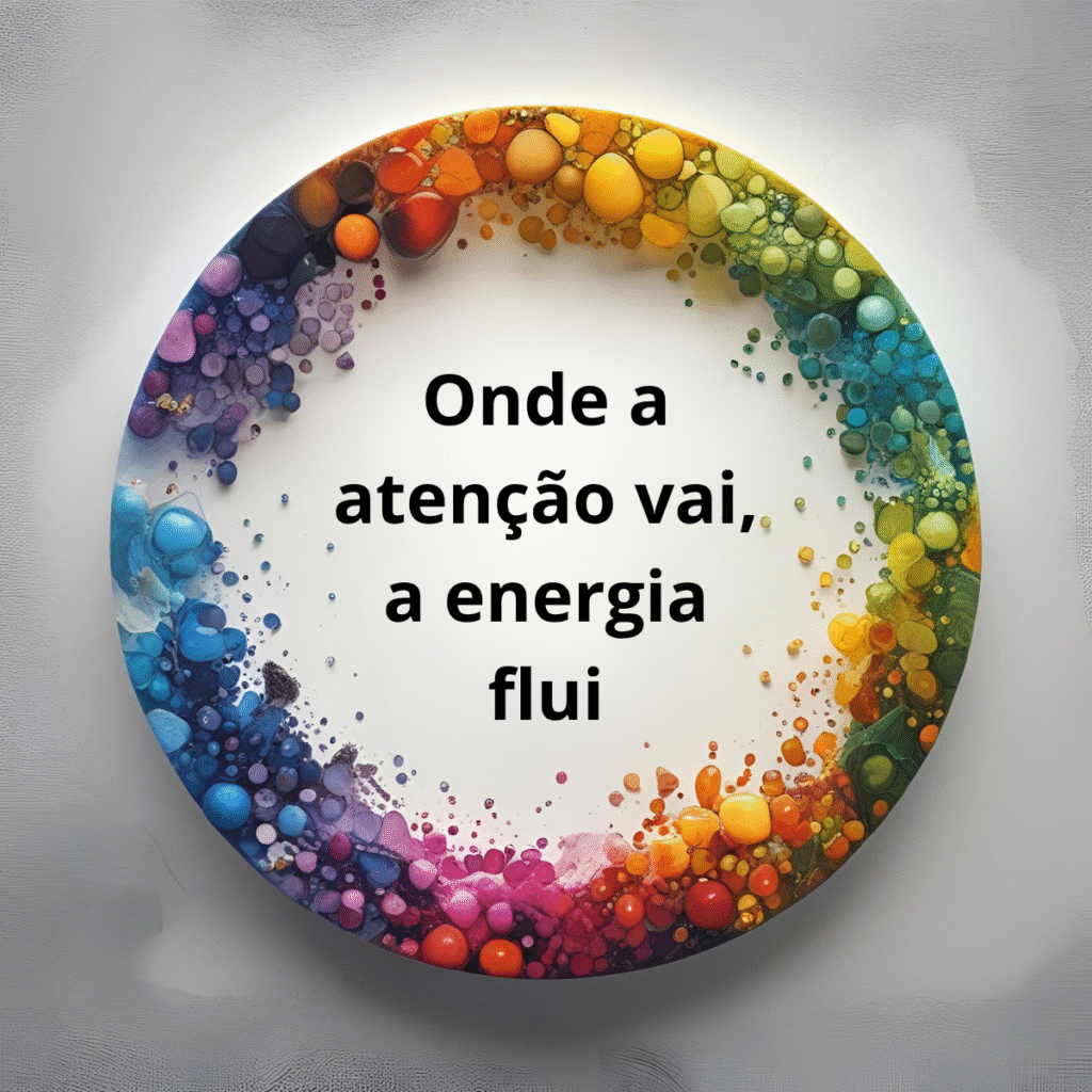 Círculo com cores voltadas para o centro, onde tem a frase: "Onde a atenção vai, a energia flui".